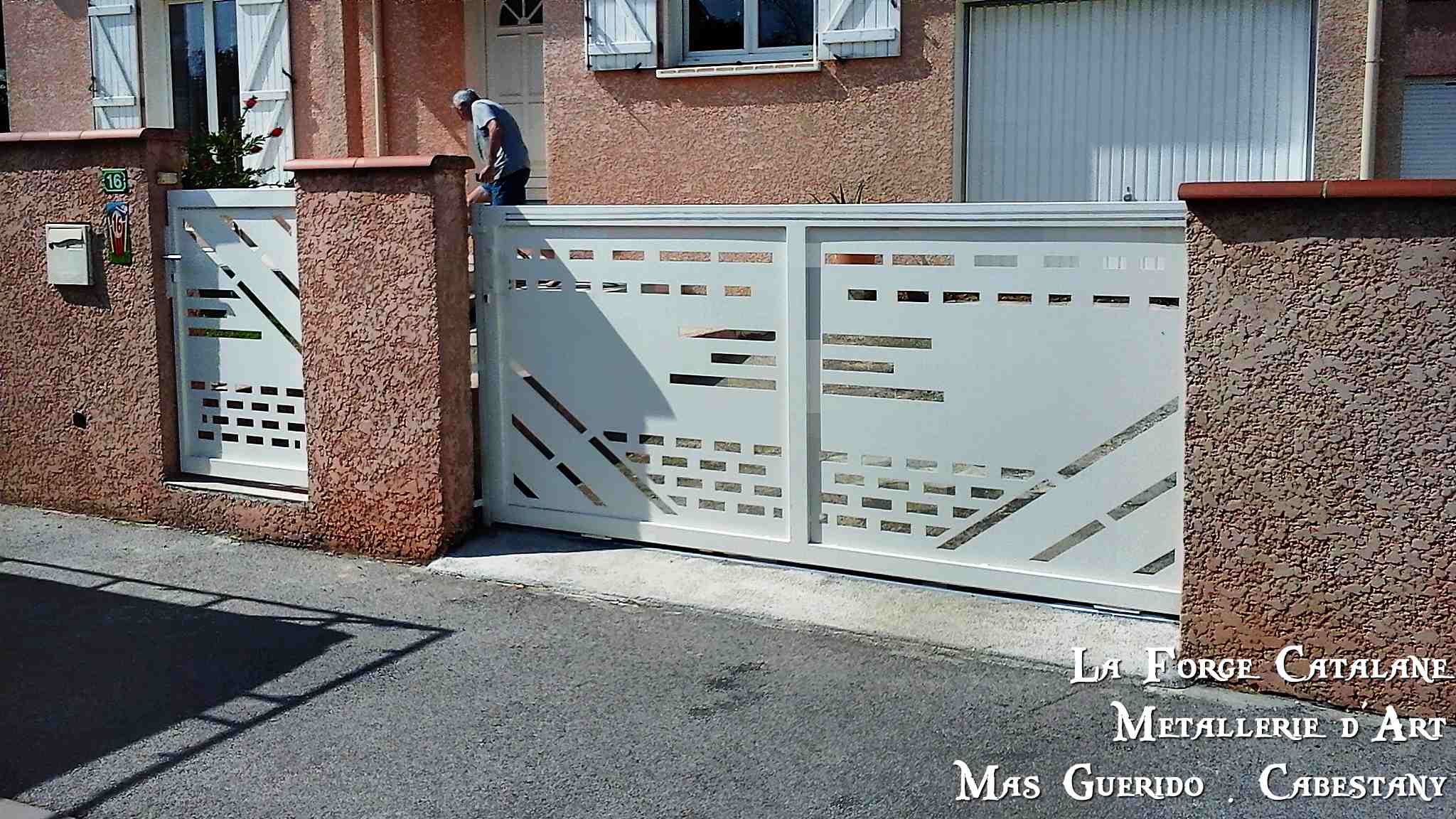 portillon portail coulissant decoupe laser moderne thermolaque La Forge Catalane Cabestany.jpg